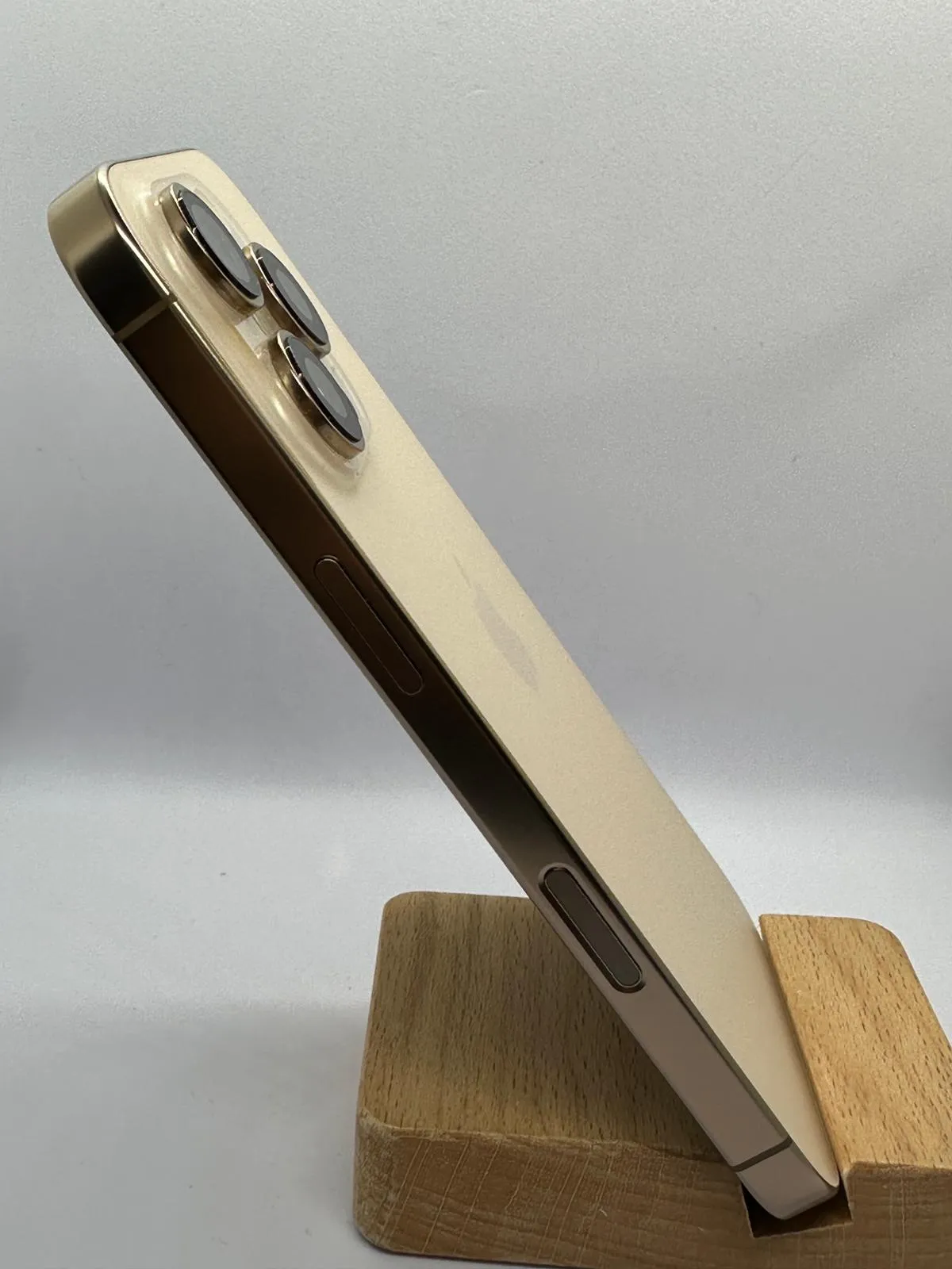 iPhone 16pro-128GB photo 3 – Yishun