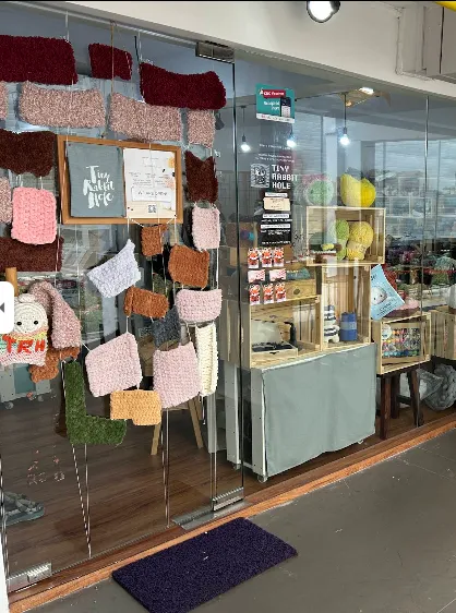 Image Tiny Rabbit Hole (crochet)