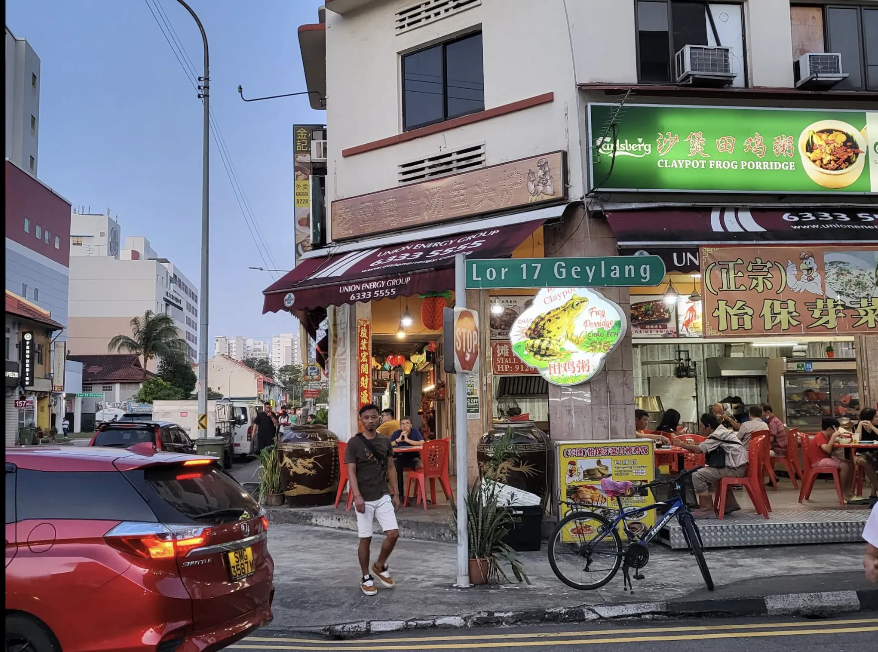 Image A Geylang eatery serving kampong chicken and bean sprouts in the Ipoh tradition, with flavourful rice, scratch-made sauces, and solid portions.